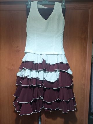 Traje rociera blanco y corinto.Hecho a mano .