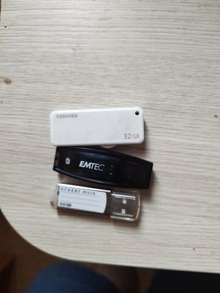 3 Memorias USB: Toshiba, EMTEC, Cruzer