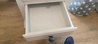 Mesa escritorio infantil de madera y cristal.