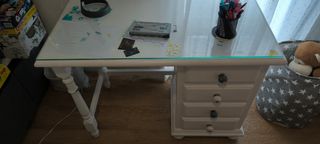 Mesa escritorio infantil de madera y cristal.