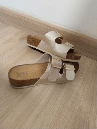 Sandalias planas beige/doradas