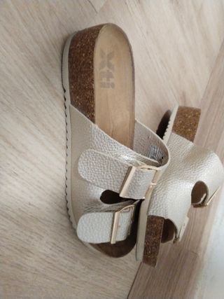 Sandalias planas beige/doradas