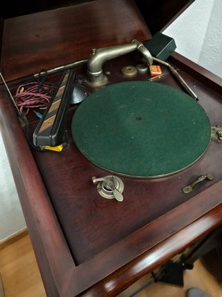 Gramófono antiguo de madera