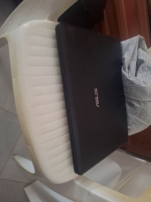 Portátil Asus Negro (no enciende)
