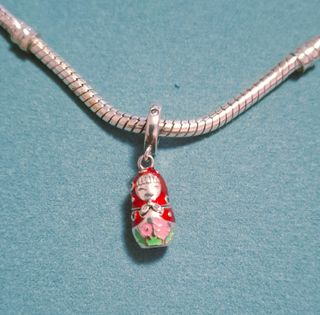 Charm colgante Matrioshka rojo