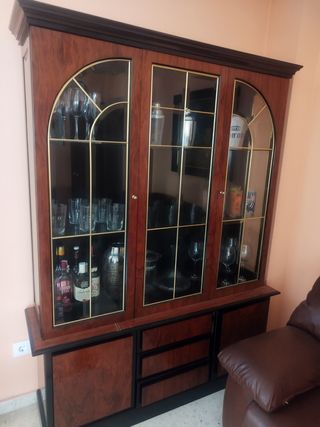 Vitrina de madera marrón, cristal y toques dorados