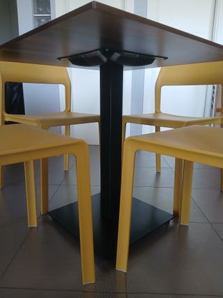 Mesa y 4 sillas comedor - Madera y tecnopolímero