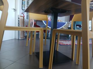 Mesa y 4 sillas comedor - Madera y tecnopolímero