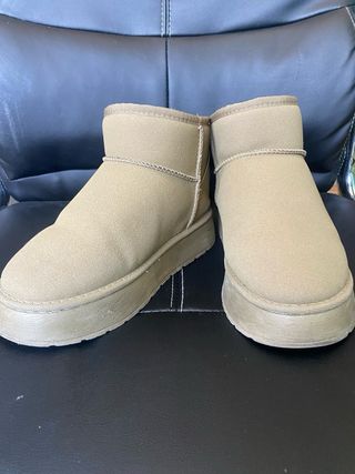 Zapatillas peludas estilo UGG
