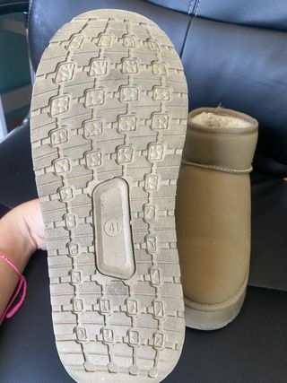Zapatillas peludas estilo UGG
