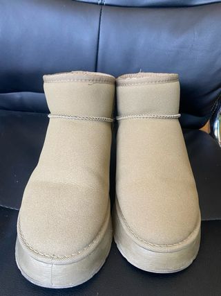 Zapatillas peludas estilo UGG