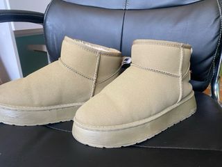Zapatillas peludas estilo UGG