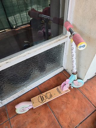 Patinetes infantiles y moto de juguete