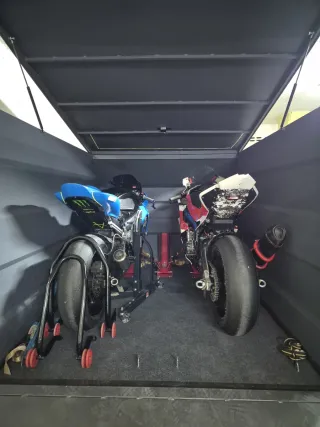 Remolque cerrado con papeles para motos