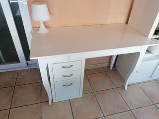 Escritorio blanco con cajonera