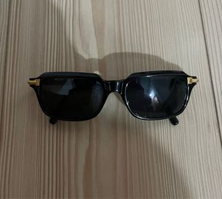 Gafas sol negras doradas