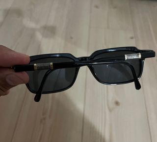 Gafas sol negras doradas