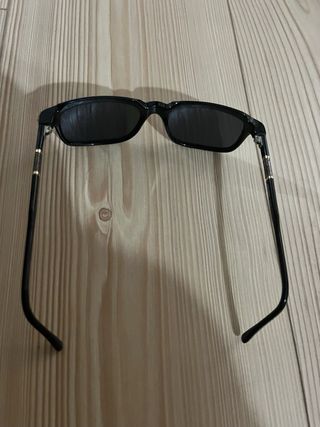 Gafas sol negras doradas