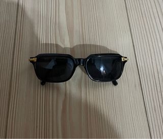 Gafas sol negras doradas