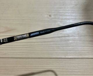 Gafas sol negras doradas