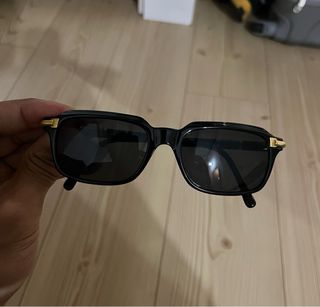 Gafas sol negras doradas