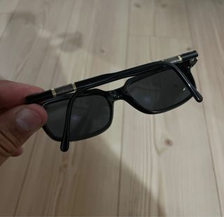 Gafas sol negras doradas