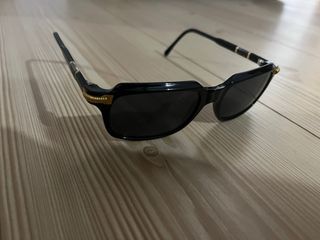 Gafas sol negras doradas