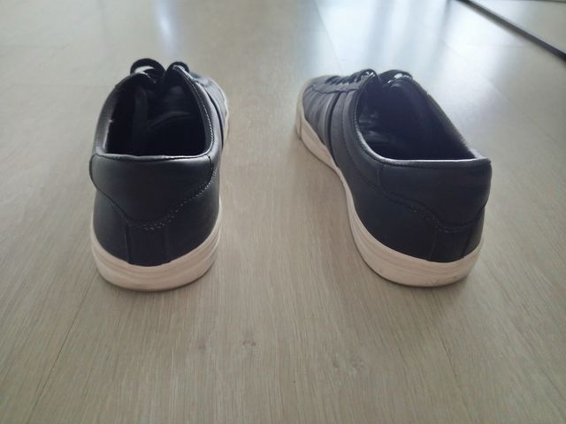 Zapatillas negras de paseo.