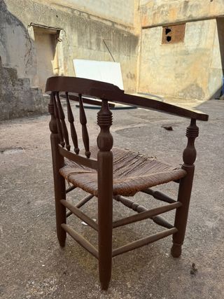 Silla antigua de madera y mimbre
