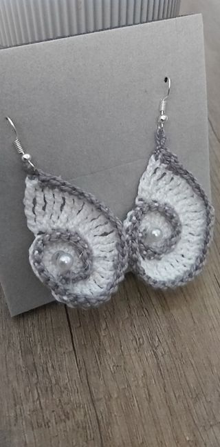 Pendientes crochet grises y blancos