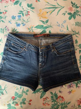 Shorts vaqueros ZARA - talla S
pantalón