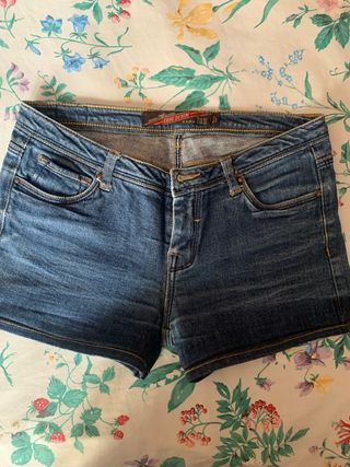 Shorts vaqueros ZARA - talla S
pantalón