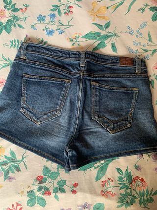 Shorts vaqueros ZARA - talla S
pantalón