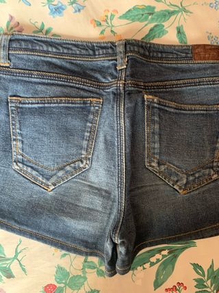 Shorts vaqueros ZARA - talla S
pantalón