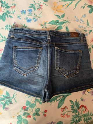 Shorts vaqueros ZARA - talla S
pantalón