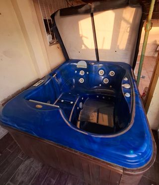 Jacuzzi hidromasaje azul