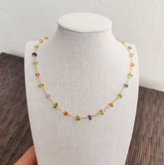 Collana pietre verdi, viola e cristalli