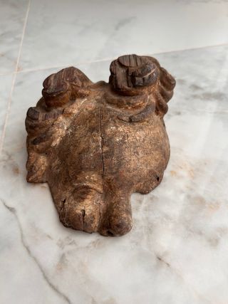 Cabeza ángel tallado antiguo. Parece de retablo.