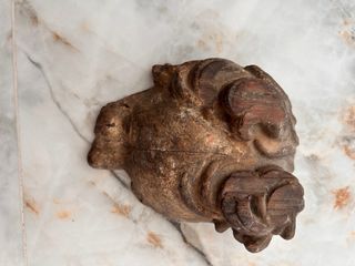 Cabeza ángel tallado antiguo. Parece de retablo.