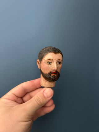 Cabeza de Santo tallada en madera con ojos cristal