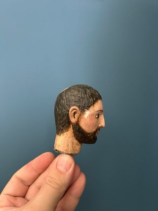 Cabeza de Santo tallada en madera con ojos cristal