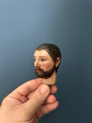 Cabeza de Santo tallada en madera con ojos cristal