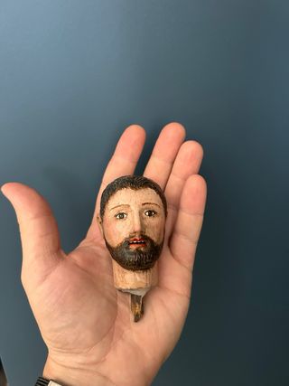 Cabeza de Santo tallada en madera con ojos cristal