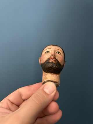 Cabeza de Santo tallada en madera con ojos cristal