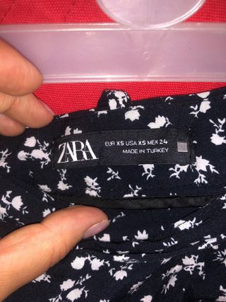 Shorts Falda Flores - Blanco y Negro de Zara