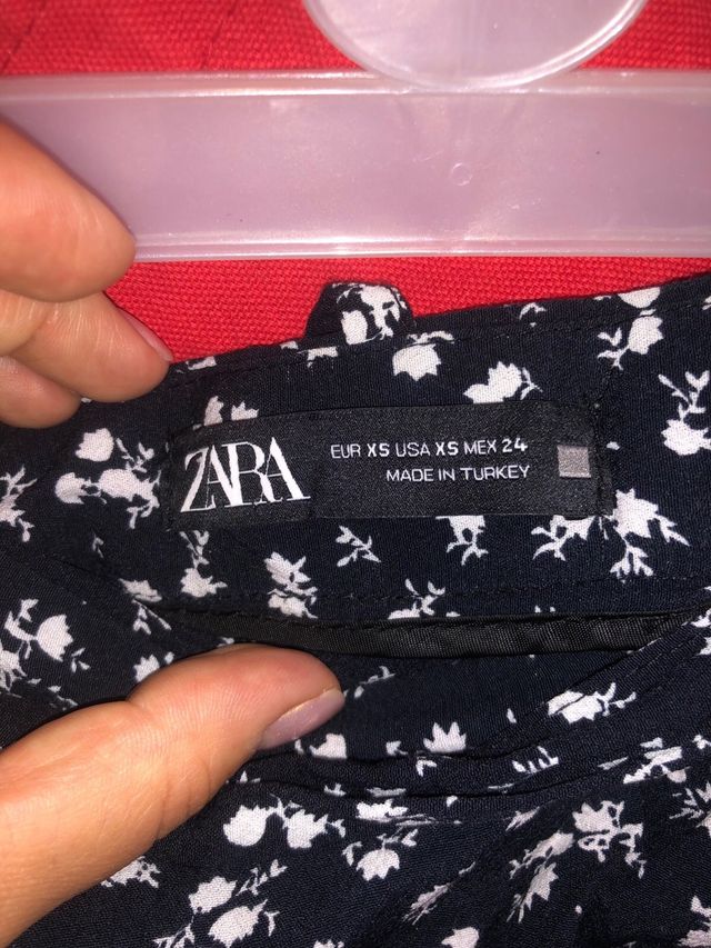 Shorts Falda Flores - Blanco y Negro de Zara