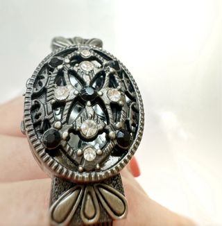 Reloj vintage plateado y cristales