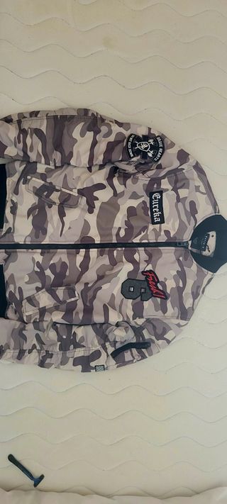 Chaqueta Bershka camuflaje talla L