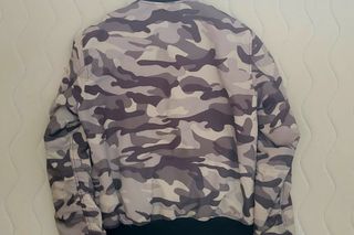 Chaqueta Bershka camuflaje talla L