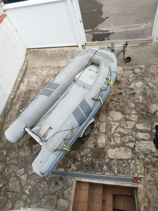 Barca semirígida de 3.5 m con motor de 15 cv